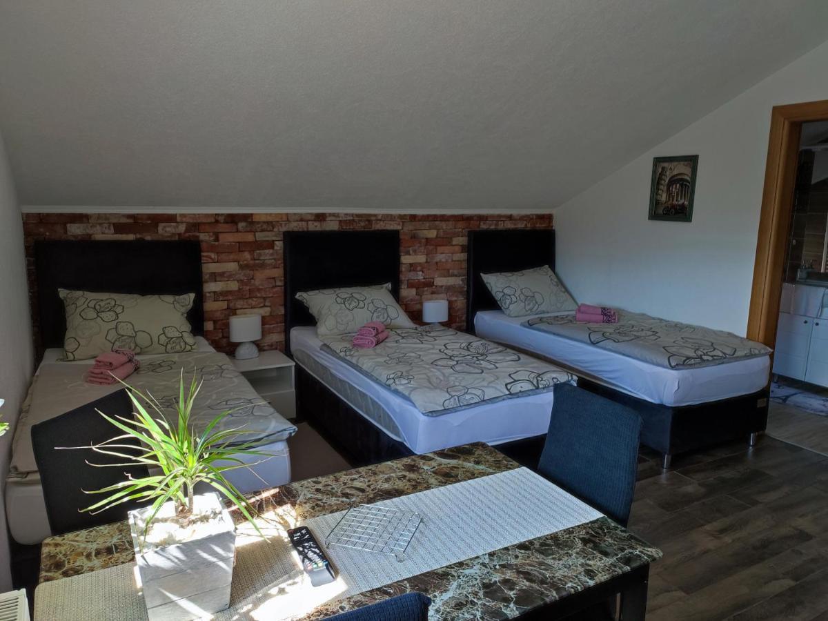 Apartman Toni Gračac Εξωτερικό φωτογραφία
