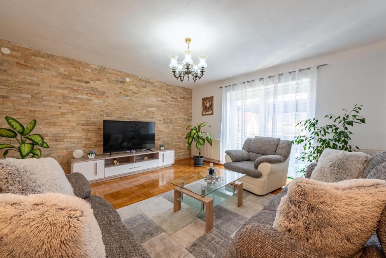Apartman Toni Gračac Εξωτερικό φωτογραφία