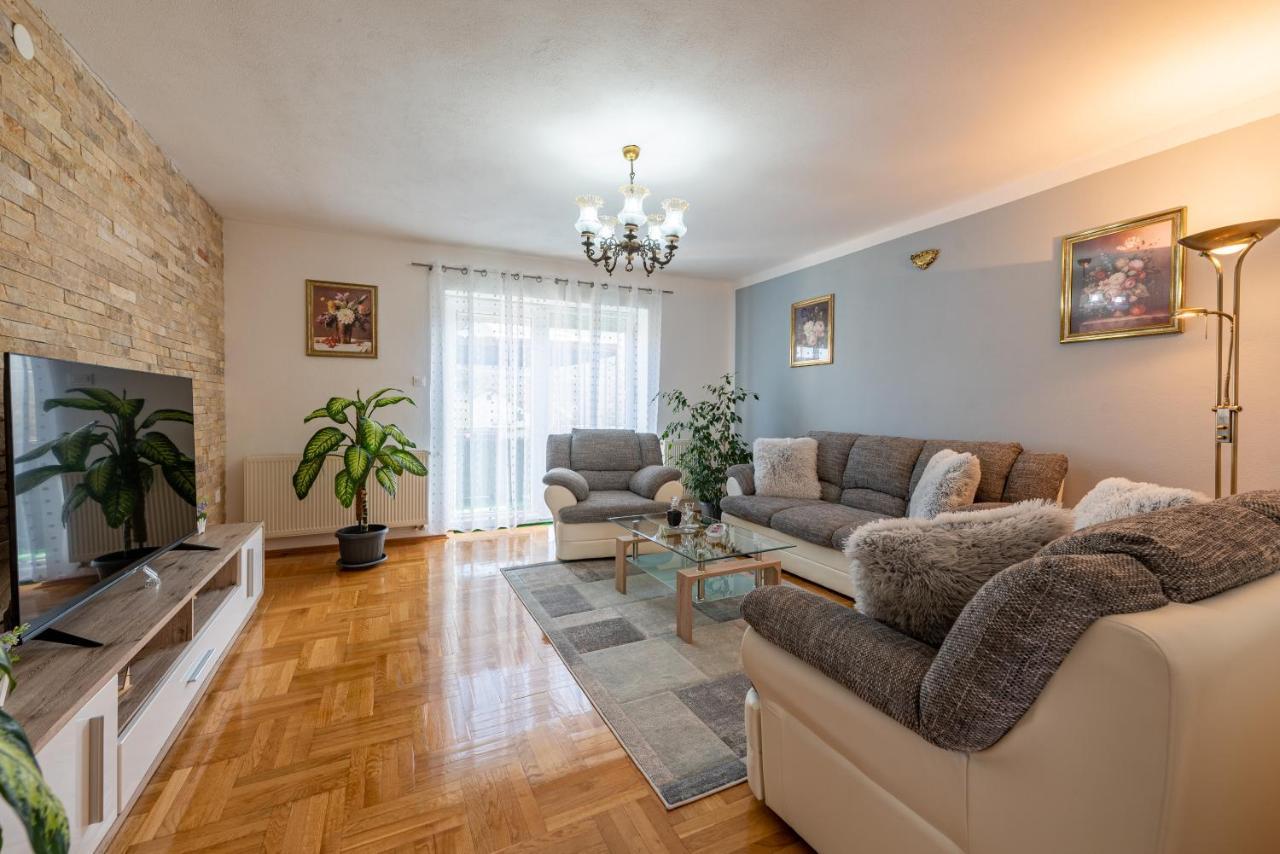 Apartman Toni Gračac Εξωτερικό φωτογραφία