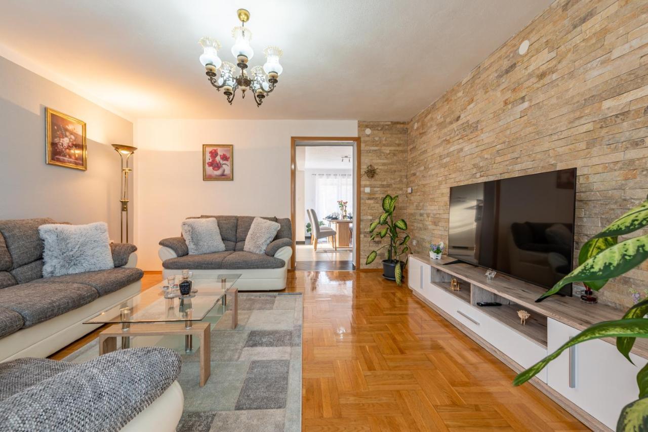 Apartman Toni Gračac Εξωτερικό φωτογραφία