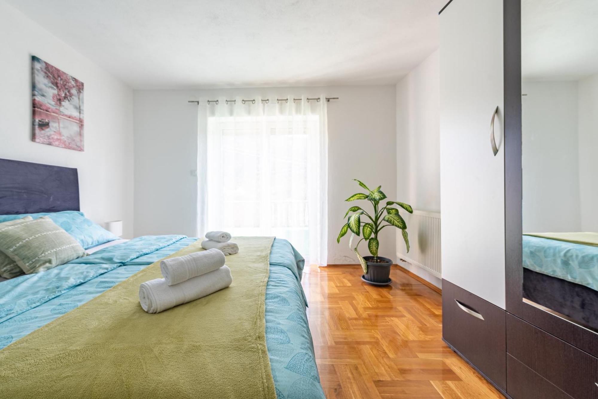 Apartman Toni Gračac Εξωτερικό φωτογραφία