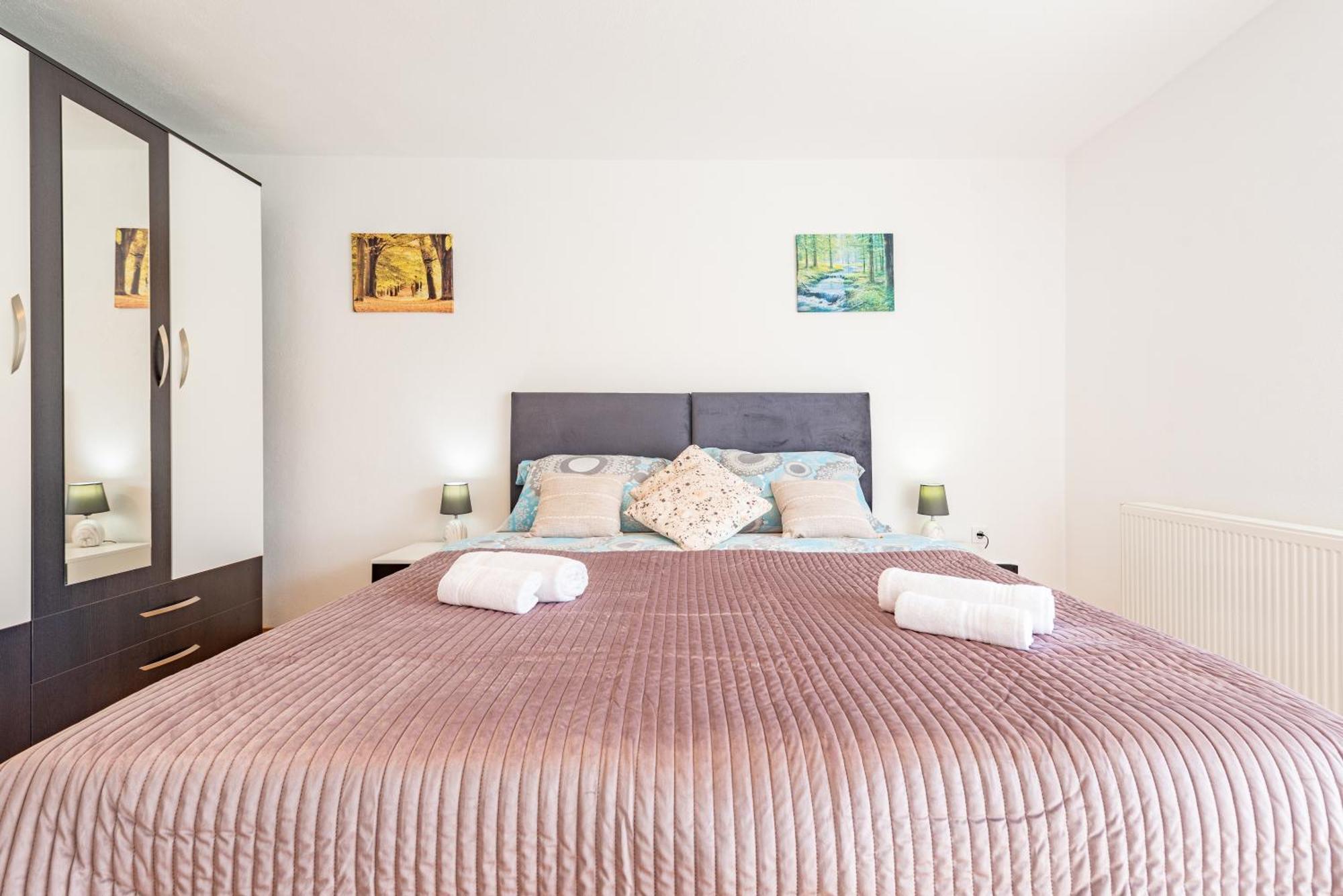 Apartman Toni Gračac Εξωτερικό φωτογραφία