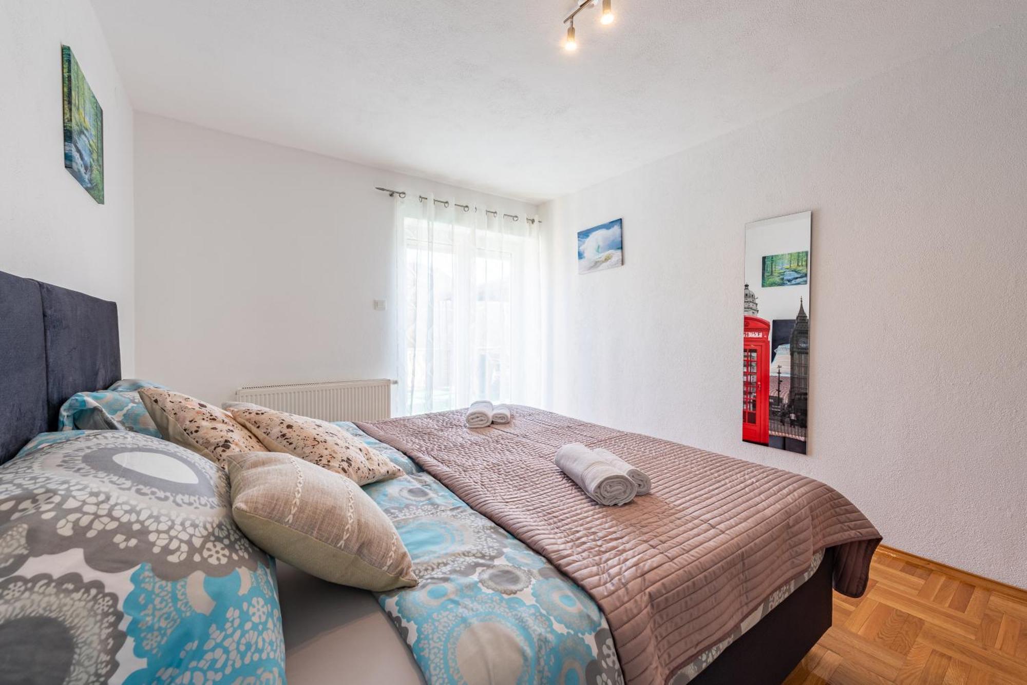 Apartman Toni Gračac Εξωτερικό φωτογραφία