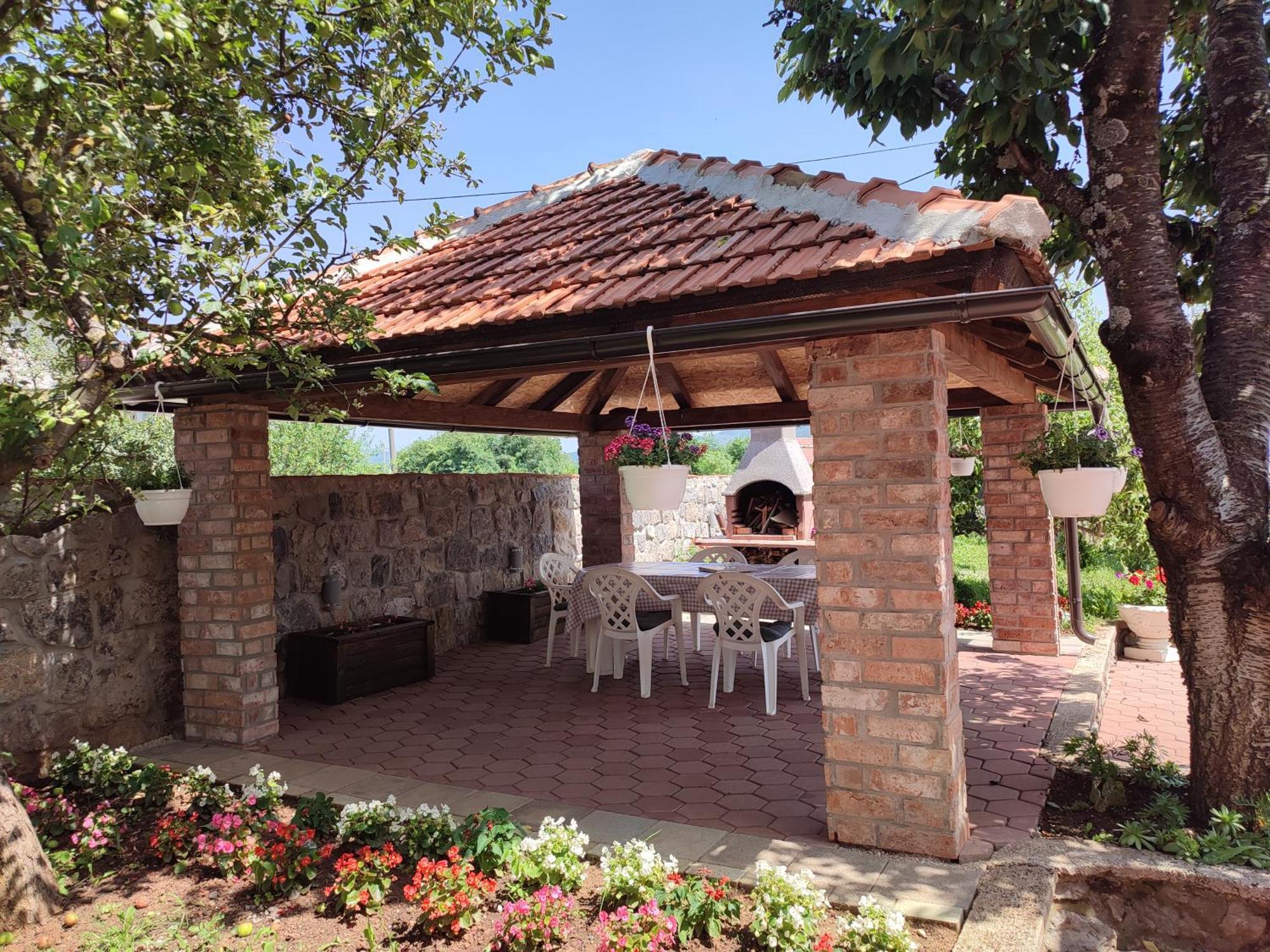 Apartman Toni Gračac Εξωτερικό φωτογραφία