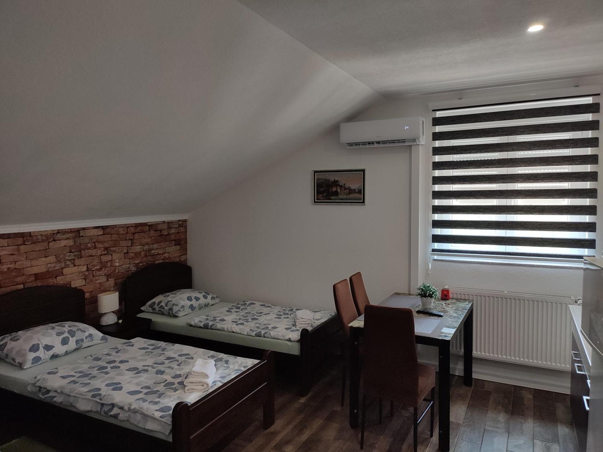Apartman Toni Gračac Εξωτερικό φωτογραφία