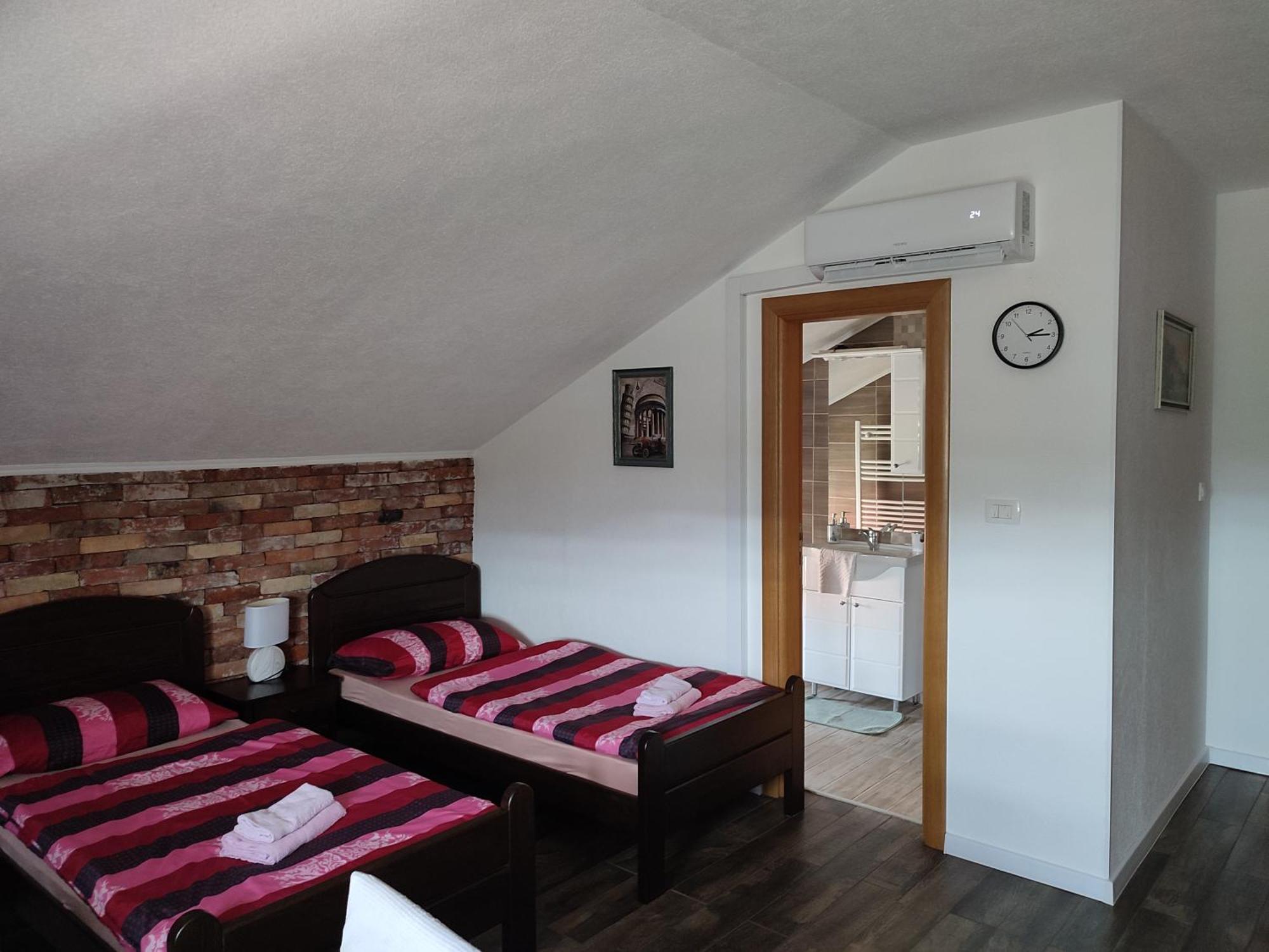 Apartman Toni Gračac Εξωτερικό φωτογραφία